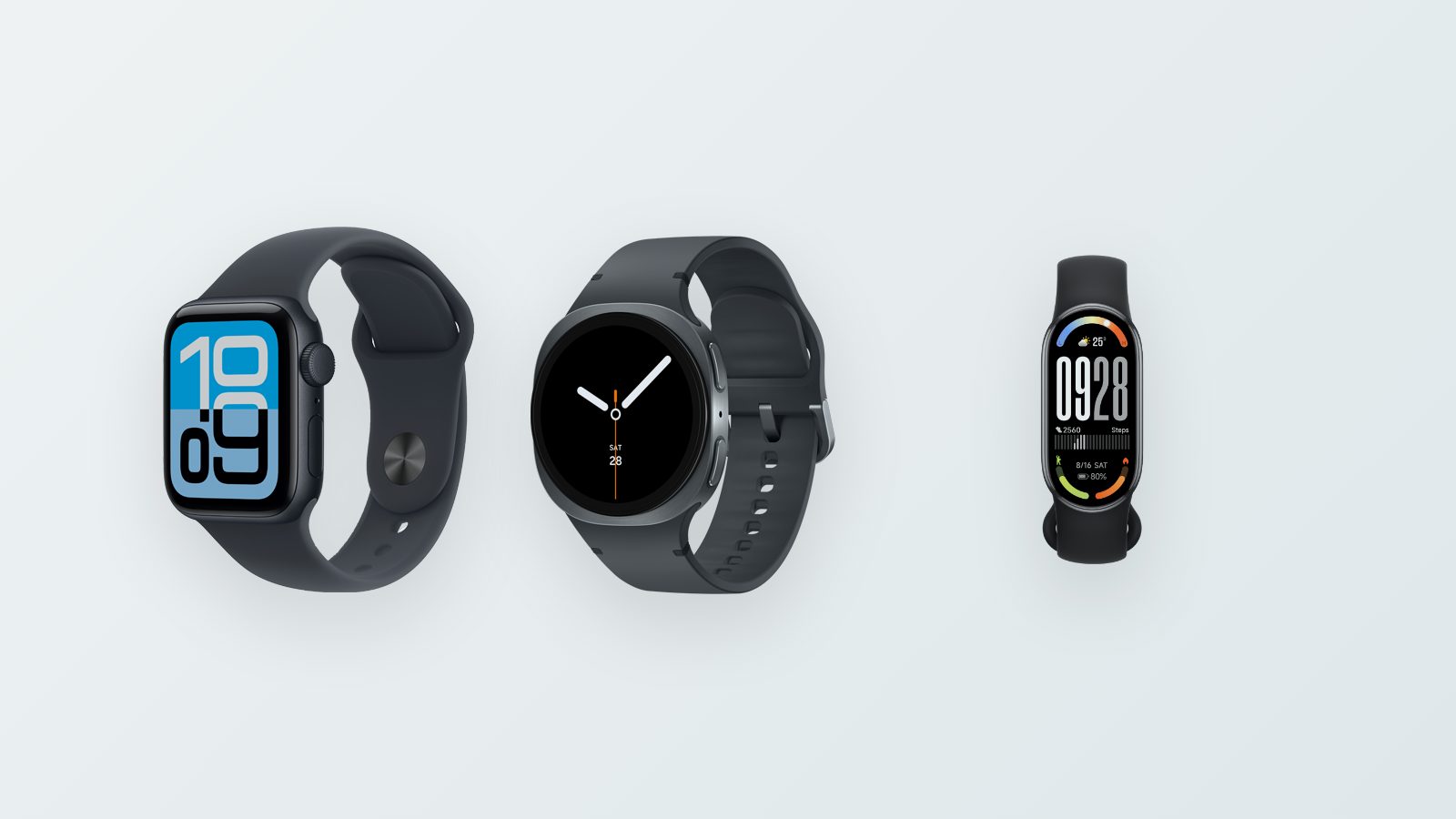 Apple Watch SE 3, Samsung Galaxy Watch 8 וצמיד Xiaomi Smart Band 10 בשחור, זה לצד זה על רקע אפור בהיר