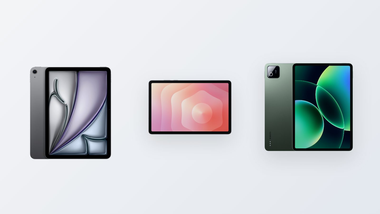 שלושה טאבלטים על רקע אפור בהיר: iPad Air בצבע אפור כהה, Samsung Galaxy Tab S11 עם מסך בגווני ורוד וכתום, ו-Xiaomi Pad 8 ירוק